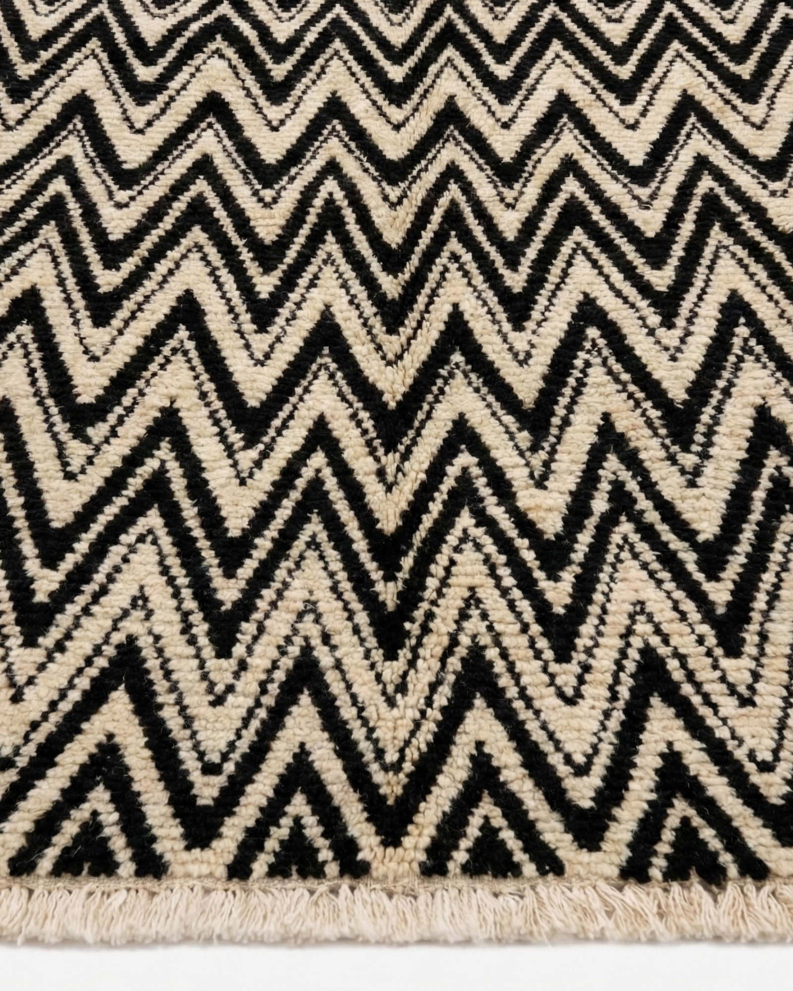 Chevron Geometric Rug, Morroco kntot-Pakistan modern rug, in black, Wool, 183 × 274 cm (6'0" × 9'0"), Nasim Carpets Malaysia — view 4
