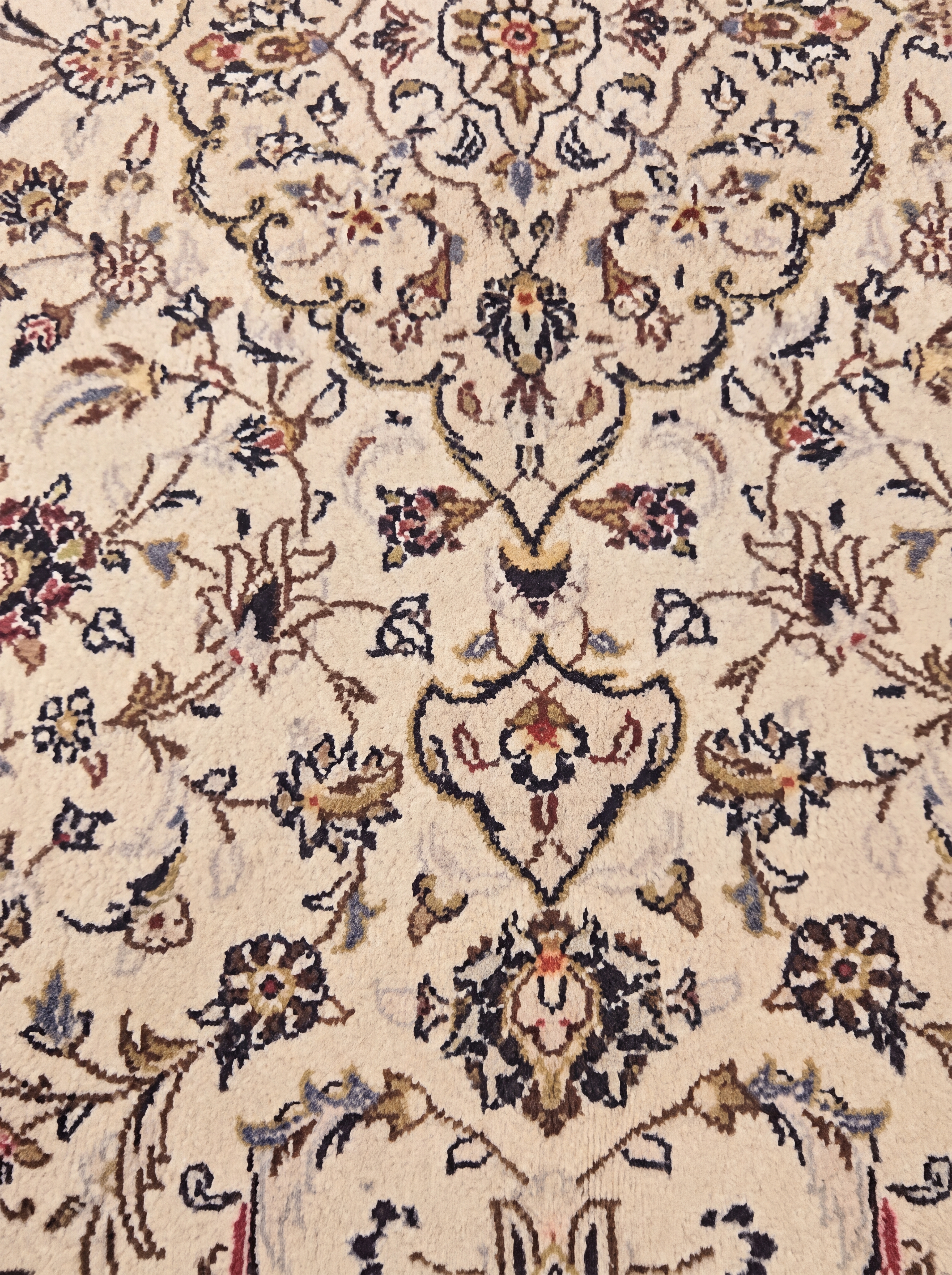 Kashan Classic Medallion Ivory, Kashan, Iran persian rug, in ivory, Wool, 137 × 219 cm (4'6" × 7'2"), Nasim Carpets Malaysia — view 3