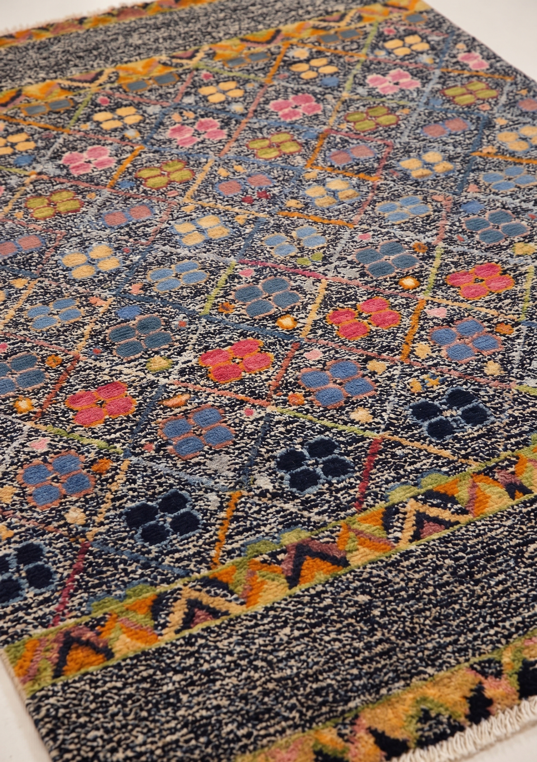 Gabbeh Lattice Floral Charcoal, Qashqai Tribal Region, Fars Province, Iran modern rug, in charcoal black, Wool, 122 × 183 cm (4'0" × 6'0"), Nasim Carpets Malaysia — view 3