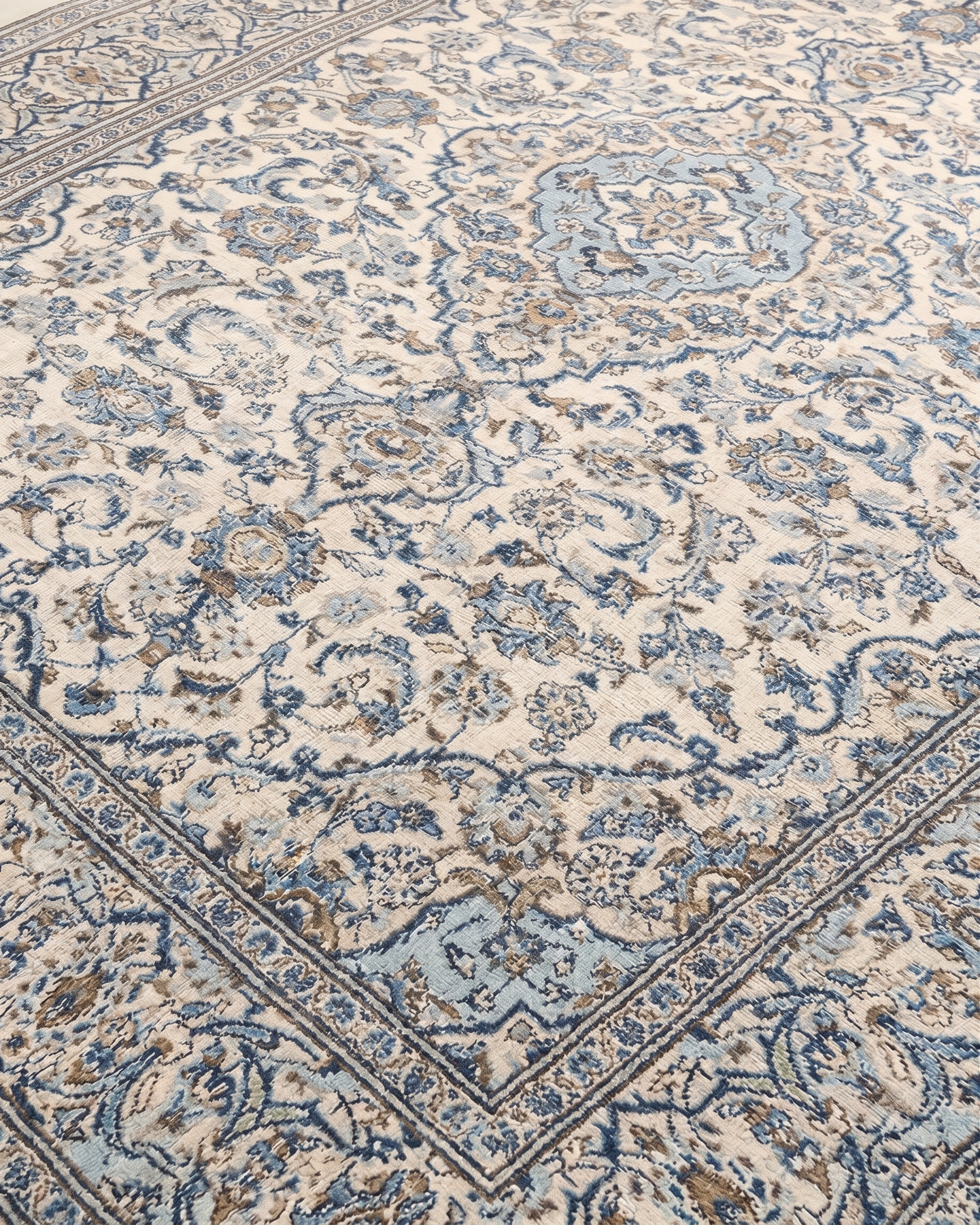 Kashan Medallion Ivory Blue, Kashan, Iran persian rug, in ivory, Wool, 207 × 283 cm (6'9" × 9'3"), Nasim Carpets Malaysia — view 3