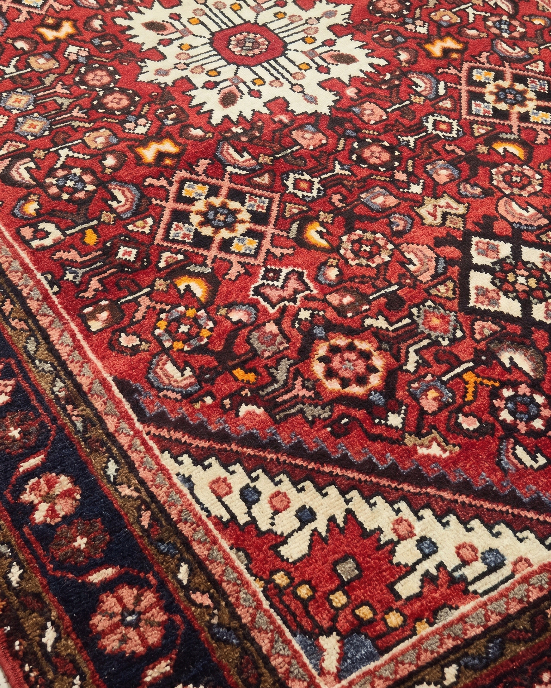 Hamedan Medallion Red, Hamedan, Iran tribal rug, in madder red, Wool, 104 × 171 cm (3'5" × 5'7"), Nasim Carpets Malaysia — view 3