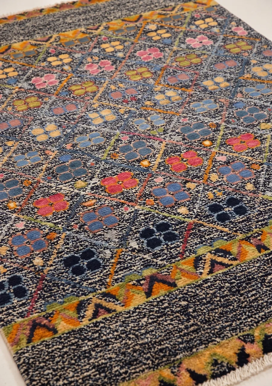 Gabbeh Lattice Floral Charcoal, Qashqai Tribal Region, Fars Province, Iran modern rug, in charcoal black, Wool, 122 × 183 cm (4'0" × 6'0"), Nasim Carpets Malaysia — view 3