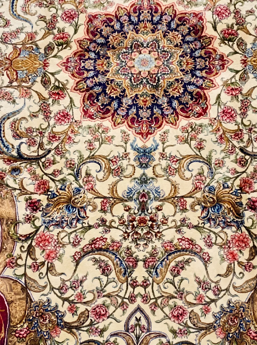 Isfahan Medallion Ivory Red, Isfahan, Iran bespoke rug, in ivory, Bamboo Silk, 122 × 183 cm (4'0" × 6'0"), Nasim Carpets Malaysia — view 4