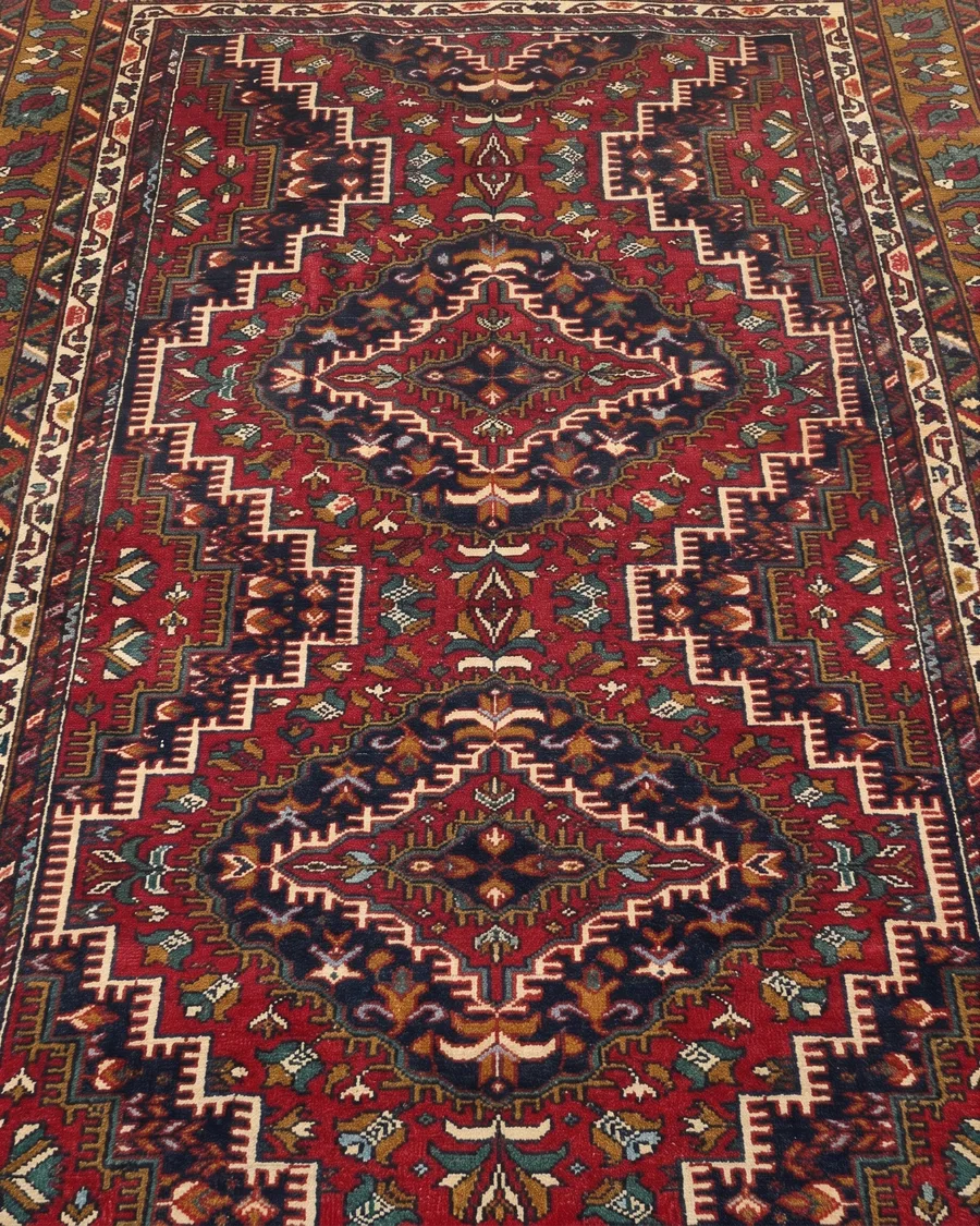 Qashqai Medallion Chain Red, Qashqai, Fars Province, Iran tribal rug, in madder red, Wool, 122 × 183 cm (4'0" × 6'0"), Nasim Carpets Malaysia — view 3
